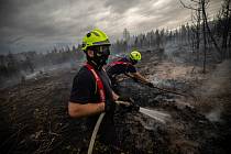 Hasiči Jihočeského kraje bojují z rozsáhlým požárem lesa u obce Jetětice.