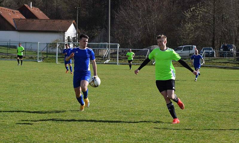 I. B třída, skupina B (15. kolo): SK Bolešiny (na snímku fotbalisté v modrých dresech) - TJ Sokol Štěnovice (zelení) 4:0.