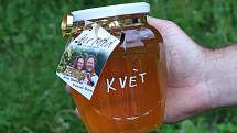 36 – Med květový vznikl sběrem různodruhových nektarů květin a je výrazně zdravější, než med lesní.
