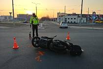 Při ranní nehodě se v Plzni zranil motorkář.
