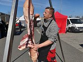 Na tradiční Masopustní zabijačce vysvětloval zkušený řezník Radek Janout návštěvníkům, na co se hodí jednotlivé druhy masa a ochotně předváděl, jak se některé zabijačkové pokrmy vyrábějí.