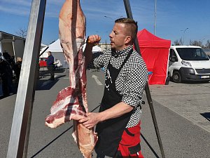 Na tradiční Masopustní zabijačce vysvětloval zkušený řezník Radek Janout návštěvníkům, na co se hodí jednotlivé druhy masa a ochotně předváděl, jak se některé zabijačkové pokrmy vyrábějí.