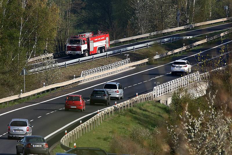 Hasiči likvidují požár lesa u Chotíkova.