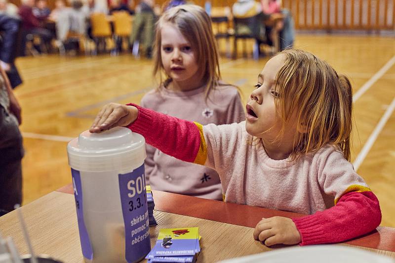 Ukrajinky, které našly útočiště před válkou v Plzni – Malesicích, uvařily jako symbolické poděkování tradiční ukrajinský boršč, na který pozvaly místní obyvatele do sálu restaurace Malesický dvůr.