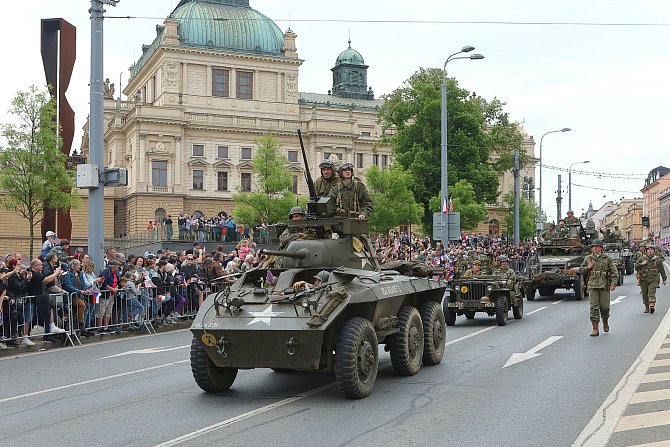 Stovky historických vojenských vozidel v Konvoji svobody projely v neděli v poledne Plzní.