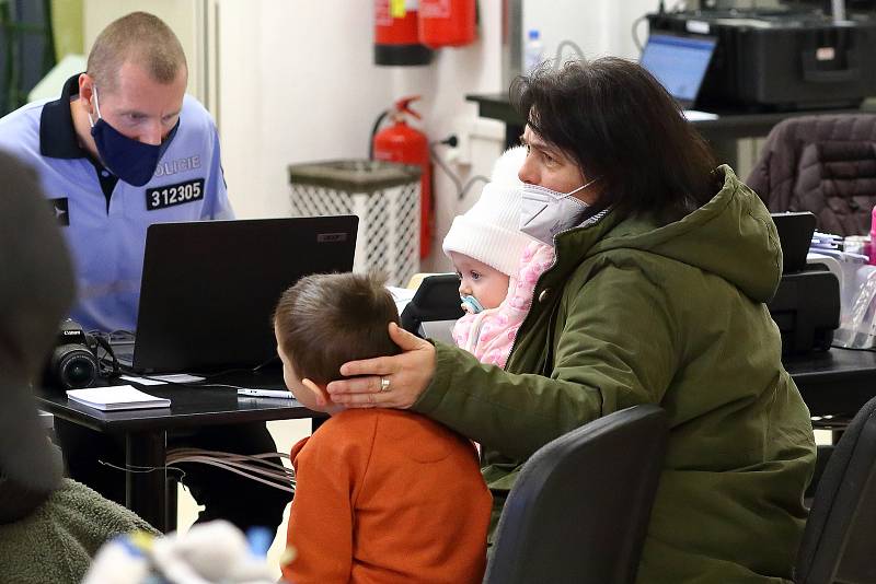 Ukrajinští uprchlíci v Krajském asistenčním centru pomoci Ukrajině v bývalém obchodním centru Prior na Americké třídě. Občané Ukrajiny si zde mohou vyřídit doklady potřebné k udělení víza, sjednat zdravotní pojištění nebo si zajistit ubytování.