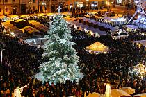 Vánoční strom byl slavnostně rozsvícen na první adventní neděli v Plzni na náměstí Republiky.