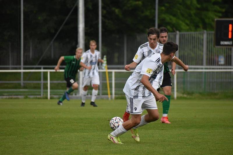 28. kolo I. A třídy: FC Rokycany B (zelení) - Slavoj Mýto B 5:2.