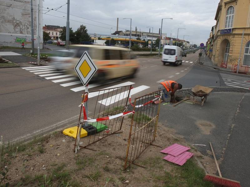 Bez semaforů se jezdí přes rušnou křižovatku Přemyslova – Kotkova v Plzni