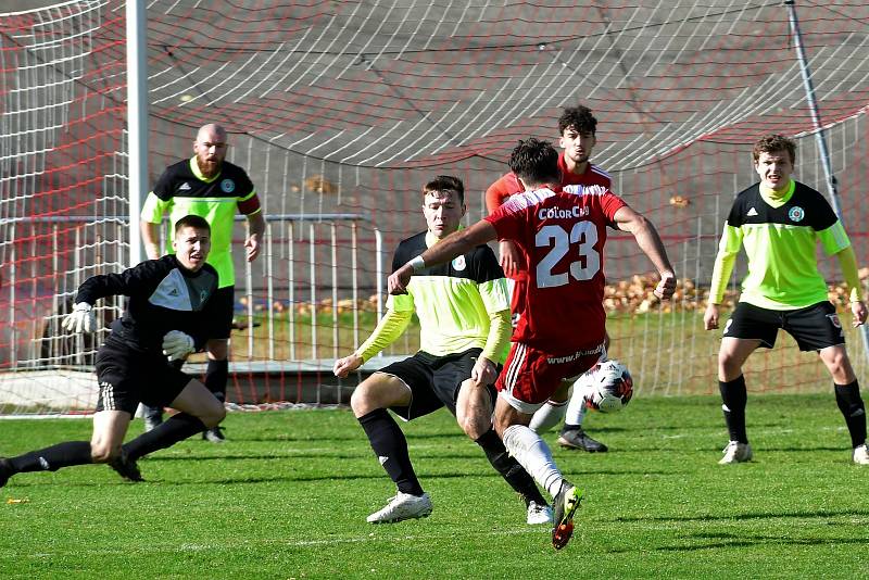 13. kolo FORTUNA divize A: Petřín Plzeň (červení) - Sedlčany 2:2.