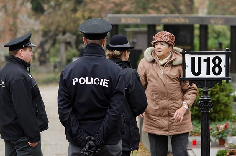 Policisté hlídkují na hřbitovech