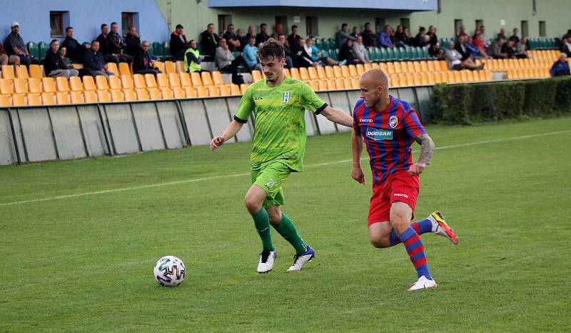 5. kolo FORTUNA ČFL, skupina A: FK Loko Vltavín (zelení) - Viktoria Plzeň B (červenomodří) 3:1 (2:1).