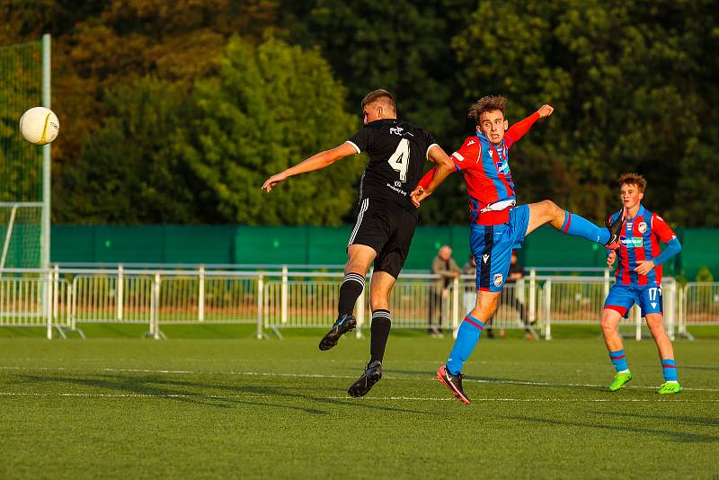 9. kolo ČLD U19: FC Viktoria Plzeň U19 B (na snímku fotbalisté v červenomodrých dresech) - SK Dynamo České Budějovice U19 B 3:0 (1:0).