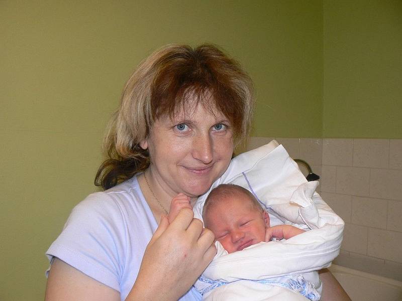 Pavlík (3,60 kg, 53 cm), který přišel na svět 17. listopadu ve 13:54 hodin v Mulačově nemocnici, je prvorozený syn Pavla a Hany Burdových z Vejprnic