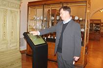 Opravené a zpřístupněné druhé patro. Jindřich Mleziva ukazuje infopointy, kde návštěvníci najdou informace o předmětech expozice Umělecké řemeslo/Užité umění.