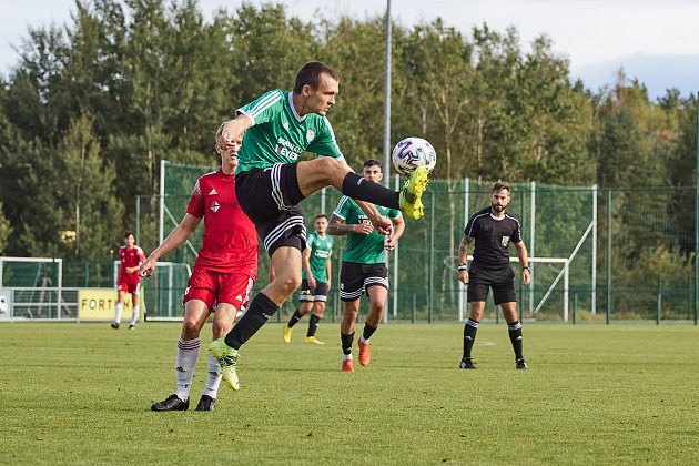 Fotbalisté SK Horní Bříza (na archivním snímku hráči v zelených dresech) porazili doma Katovice 2:1 a slaví historicky první vítězství mezi divizní elitou.
