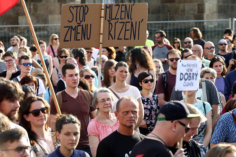 Demonstrace proti Andreji Babišovi na náměstí Republiky v Plzni.