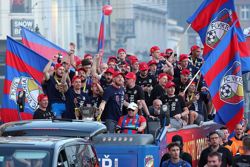 Fotbalisté Viktorie Plzeň po zisku šestého mistrovského titulu zamířili s pohárem za fanoušky do centra Plzně. Na náměstí Republiky se na oslavě sešlo několik tisíc fotbalových příznivců.