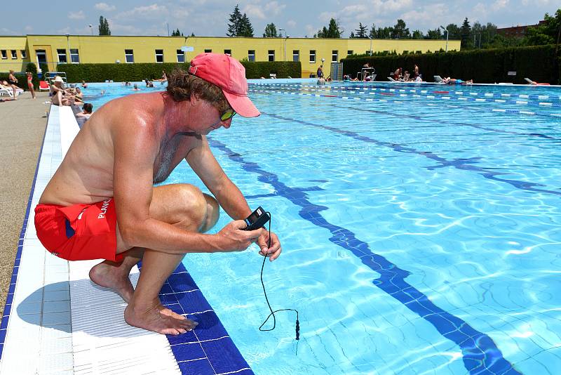 Sobotní tropické teploty přilákaly obyvatele Plzně do slovanského plaveckého areálu. Teplota vody ve venkovním bazénu dosahovala příjemných 26. stupňů. Pro vstup na koupaliště je potřeba negativní test na Covid 19, který si zájemci mohli nechat udělat ve 