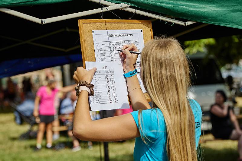 Jezdci na kolech skládačka a Sobi 20 zdolávají náves ve Lhotě u Plzně při tradičním vytrvalostním závodě Hokra Cup. 14 týmů kroužilo po 420 metrovém okruhu deset hodin. Vítězná skupina najela 293 km.