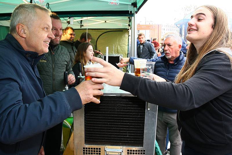 Pivo s rektorem - akce pro studenty ZČU v Plzni, na které rektor Miroslav Holeček čepuje vlastnoručně pivo studentům, se uskutečnila na horním nádvoří pivovaru Plzeňský Prazdroj. Várku piva založil rektor společně se sládky pivovaru.