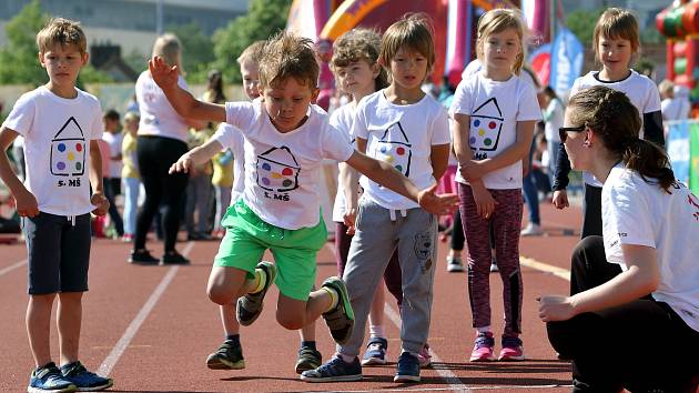 Sportovní hry předškoláků na atletickém stadionu ve Skvrňanech.