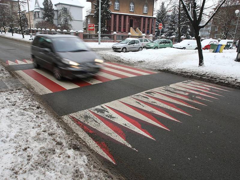 Místo pro přecházení v Mánesově ulici má působit vystouplým dojmem. Řidiči už ho ale prokoukli