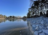 Práce na zpevnění svažitého jižního břehu Šídlovského rybníka v Plzni už dokončili správci městských rybníků a poslední z úprav na této části soustavy Boleveckých rybníků je tak hotová.