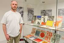 Sběratel Tomáš Sanetrník do západočeské metropole přivezl přibližně 200 knih, jejichž obálku navrhl slavný plzeňský rodák a grafický designér Ladislav Sutnar.