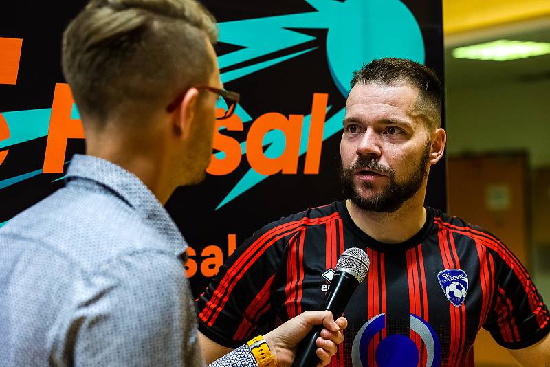 Interobal Plzeň - Chrudim (v modrém), 2. finále play-off 1. Futsal ligy, 6. května 2022.