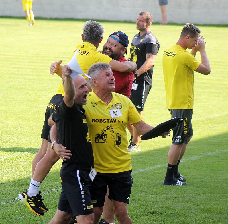 5. kolo FORTUNA ČFL, skupina A: FK ROBSTAV Přeštice (na snímku fotbalisté ve žlutých dresech) - TJ Jiskra Domažlice (modří) 5:1 (2:0).