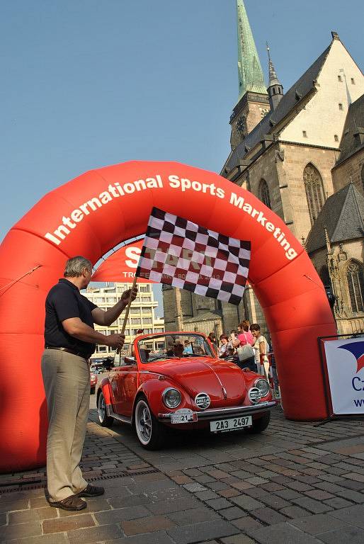 Kolona historických automobilů navštívila v rámci projektu Trofeo Niké Bohemia 2012 i Plzeň