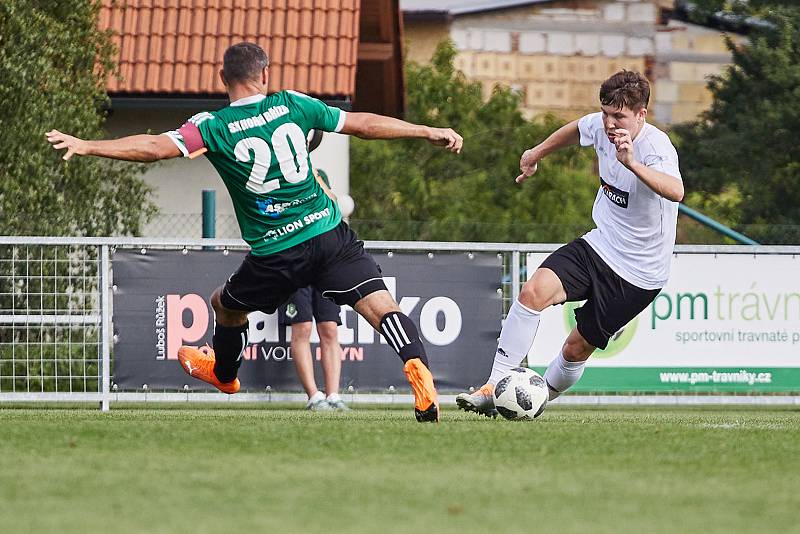 2. kolo FORTUNA divize A: SK Horní Bříza (zelení) - FC Rokycany (fotbalisté v bílých dresech) 1:4 (1:2).