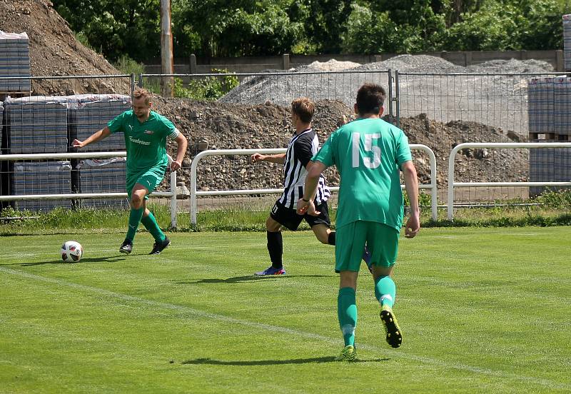 Z archivu: Fotbalisté plzeňského Smíchova (černobílí) se v nováčkovské sezoně I. A třídy zatím hledají. Ve třech zápasech totiž získali jediný bod.