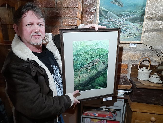 Malíř a ilustrátor Jiří Svoboda ukazuje na své rekonstrukci jednoho z nejstarších plazů na světě. Brouffia žila zhruba před 300 miliony let na březích Nýřanského jezera.