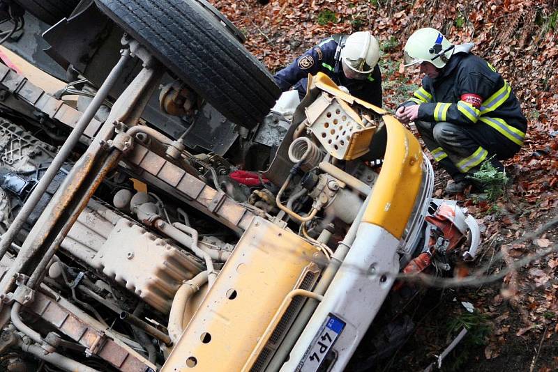 Domíchávač betonu skončil v příkopu, řidič byl v kabině zaklíněný několik hodin