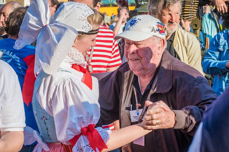 Veterány na náměstí Republiky přivítal folklórní soubor Jiskra. Ženy ze souboru s veterány i tančily. Na snímku Richard Pieper