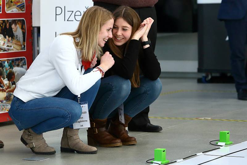 Dvoučlenné týmy studentů v plzeňské Techmanii vyslali na soutěžní jízdu robotická vozítka