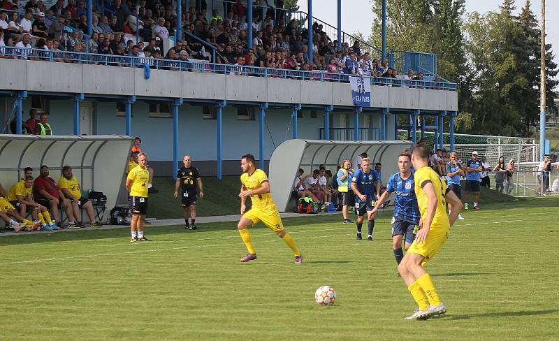 Fotbalisté FK ROBSTAV Přeštice (na snímku hráči ve žlutých dresech z podzimního utkání proti Domažlicím).