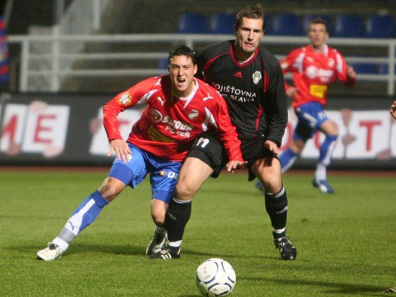 Útočník Martin Psohlavec (vlevo) pomohl béčku Viktorie Plzeň  dvěma góly v utkání proti rezervě Slavie na hřišti Xaverova k remíze 2:2