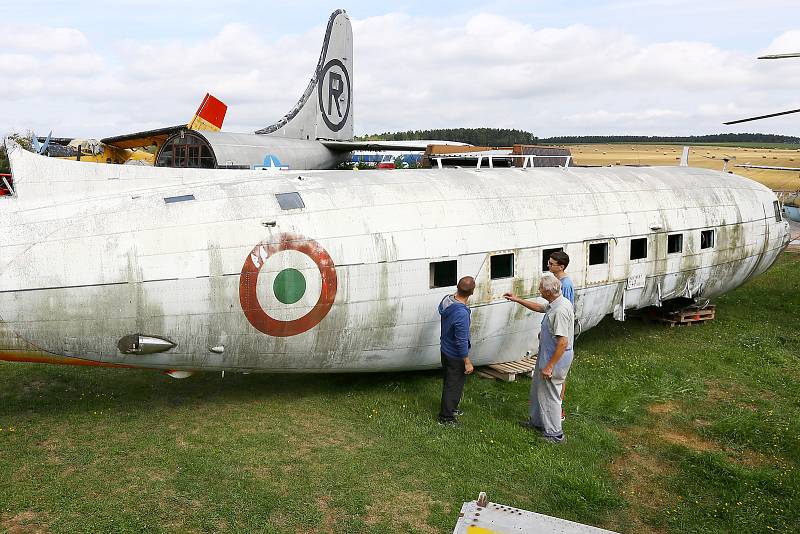 Zakladatel muzea Karel Tarantík u trupu letadla Dakota C47, což je vojenská dopravní a cargo verze legendárního letadla Douglas DC 3. Letadlo získal z Itálie a po sestavení jednotlivých částí jej hodlá zpřístupnit veřejnosti.