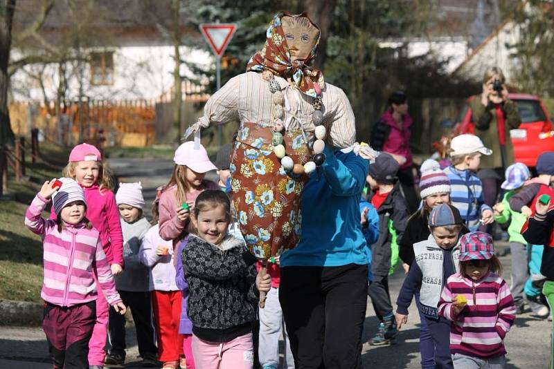 Děti z Mateřské školy Druztová a Lesní školky Berounka vynesly moranu a přivítaly jaro