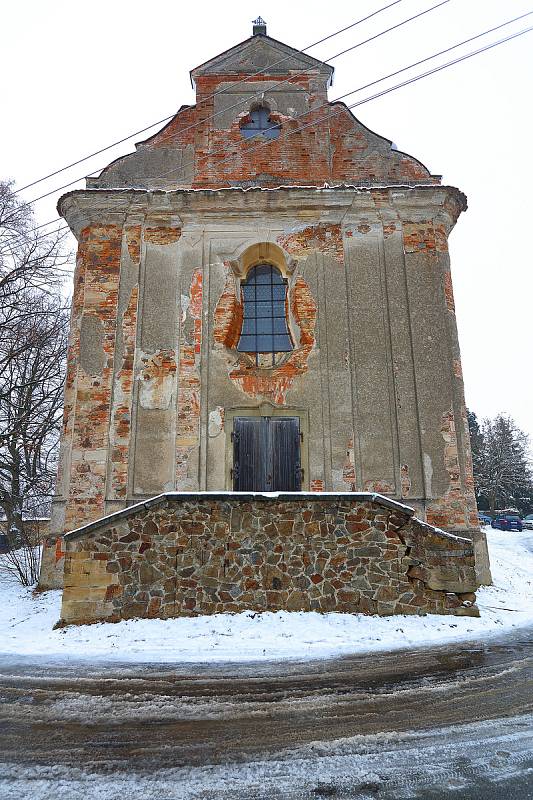 Původně farní, dnes filiální kostel Nejsvětější Trojice v Jezné na severním Plzeňsku je chráněnou kulturní památkou.