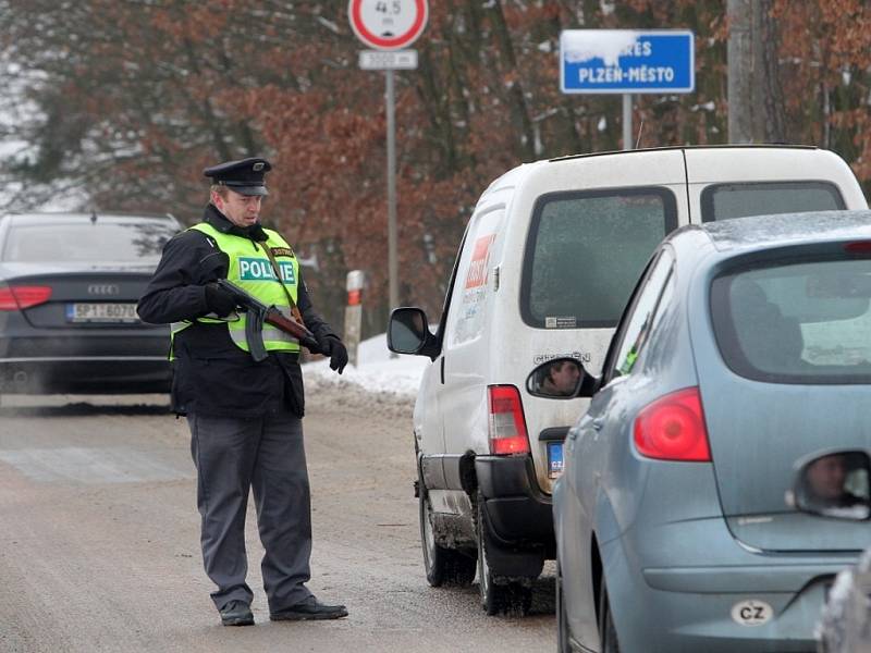 Policisté pátrají po ozbrojeném pachateli, který přepadl ve Zruči-Senci poštu