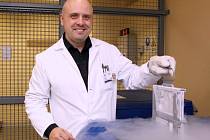 Lékař Daniel Lysák ukazuje kontejner s tekutým dusíkem a v něm uložené  meziprodukty, ze kterých jsou lékaři kdykoliv připraveni nový medikament vyrobit