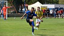 2. kolo FORTUNA divize A: FK Komárov - TJ Jiskra Domažlice B (fotbalisté ve žlutých dresech) 1:0 (0:0).