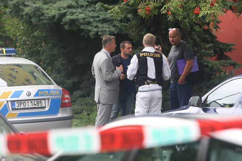 Policie uzavřela okolí domu v Sokolovské ulici v Plzni, ve kterém policista pobodal vlastní manželku a poté utekl