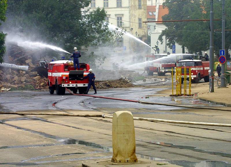 30. srpna 2002, odstřel domu v Plzni U Zvonu
