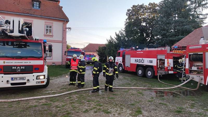Následky ničivého požáru v areálu zámku v Újezdu nade Mží.