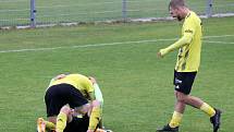 FK Robstav Přeštice (žlutí) vs. SK Petřín Plzeň (červení) 3:1.